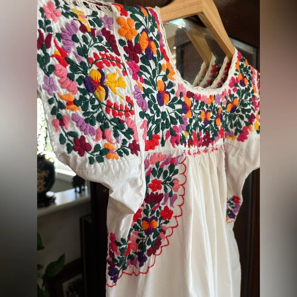 Vintage Huipil. Colorful embroidery on cotton. Girls size 5. - Picture 2 of 11